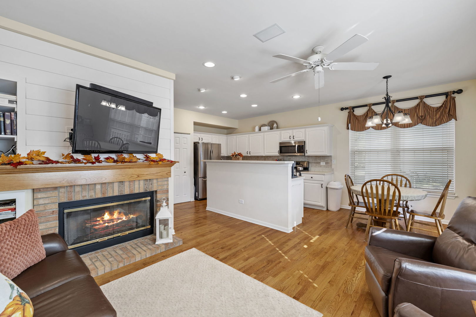 16415 Grandwood Lake Drive, Crest Hill, IL 60403