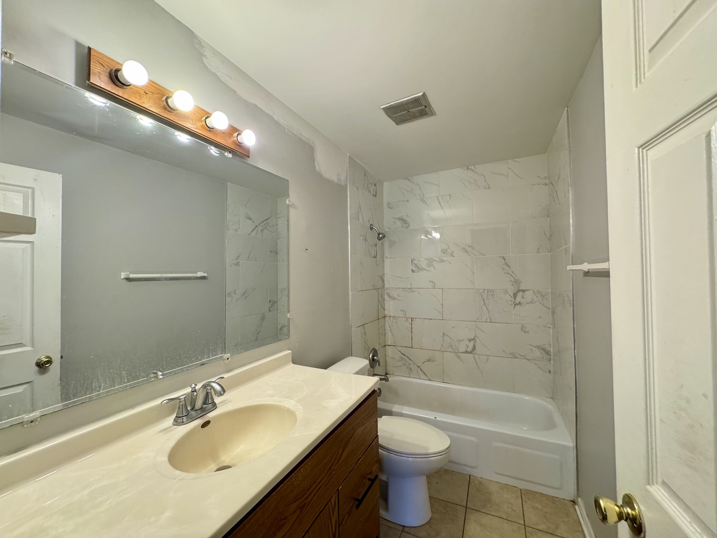 1075 Higgins Quarters Drive #3-208, Hoffman Estates, IL 60169