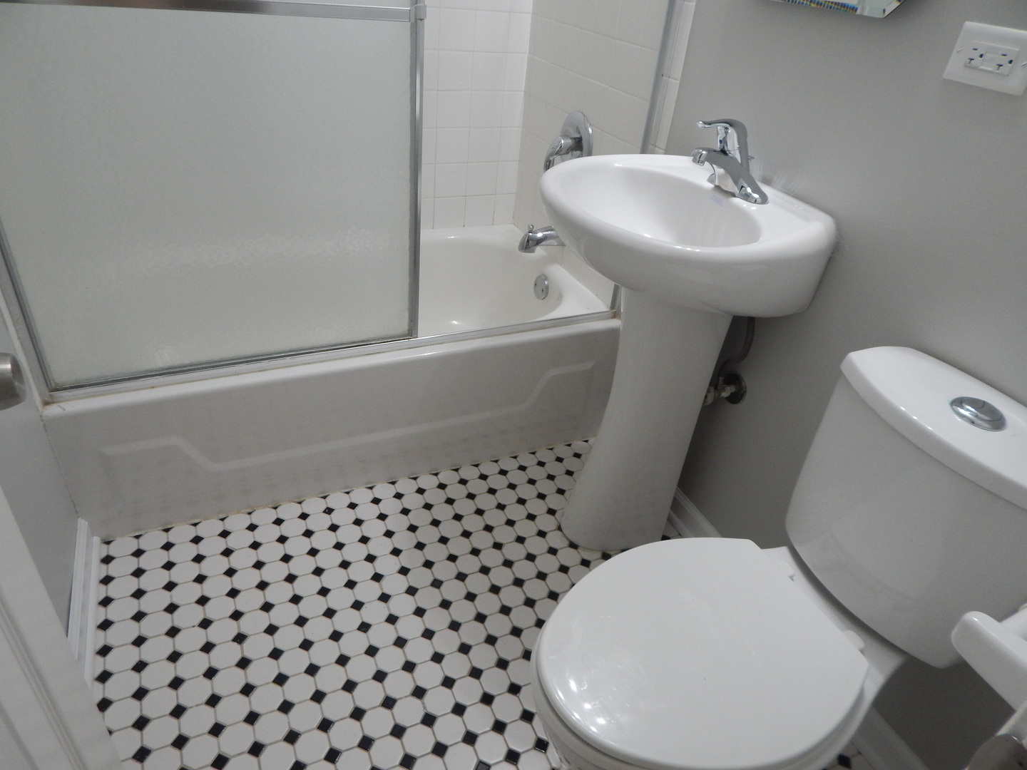 214 North Avenue #2, Naperville, IL 60540