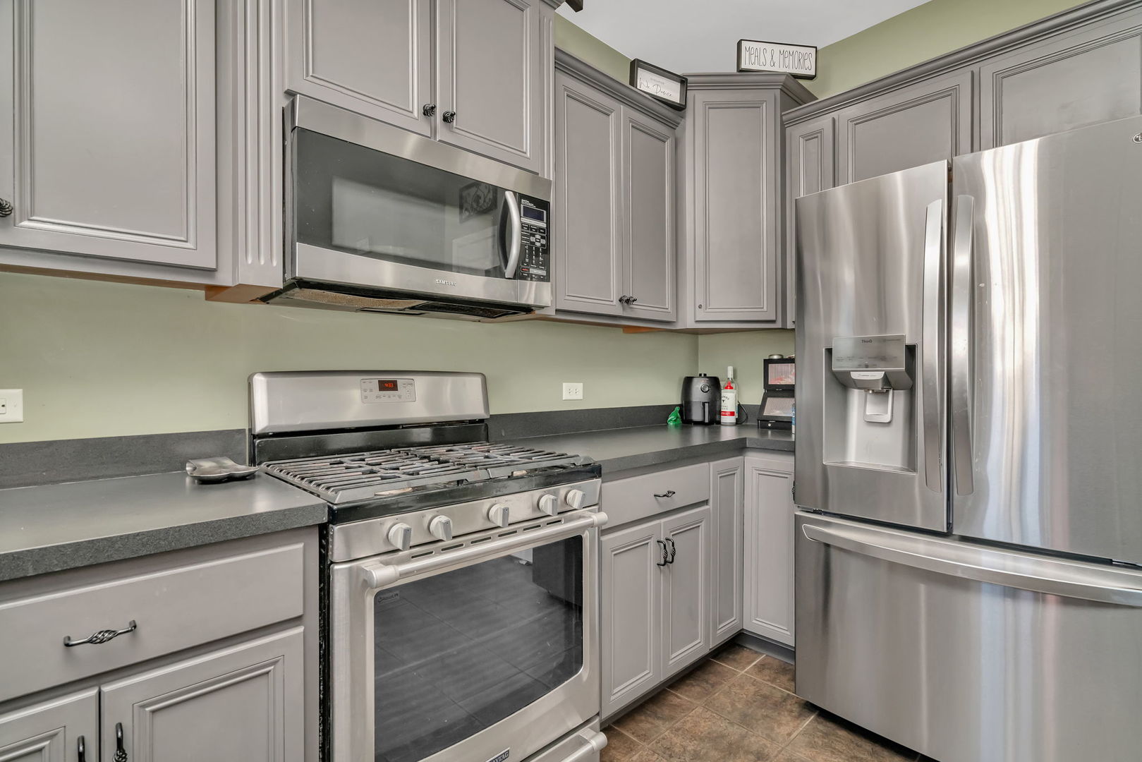 1055 S Heritage Drive, Diamond, IL 60416