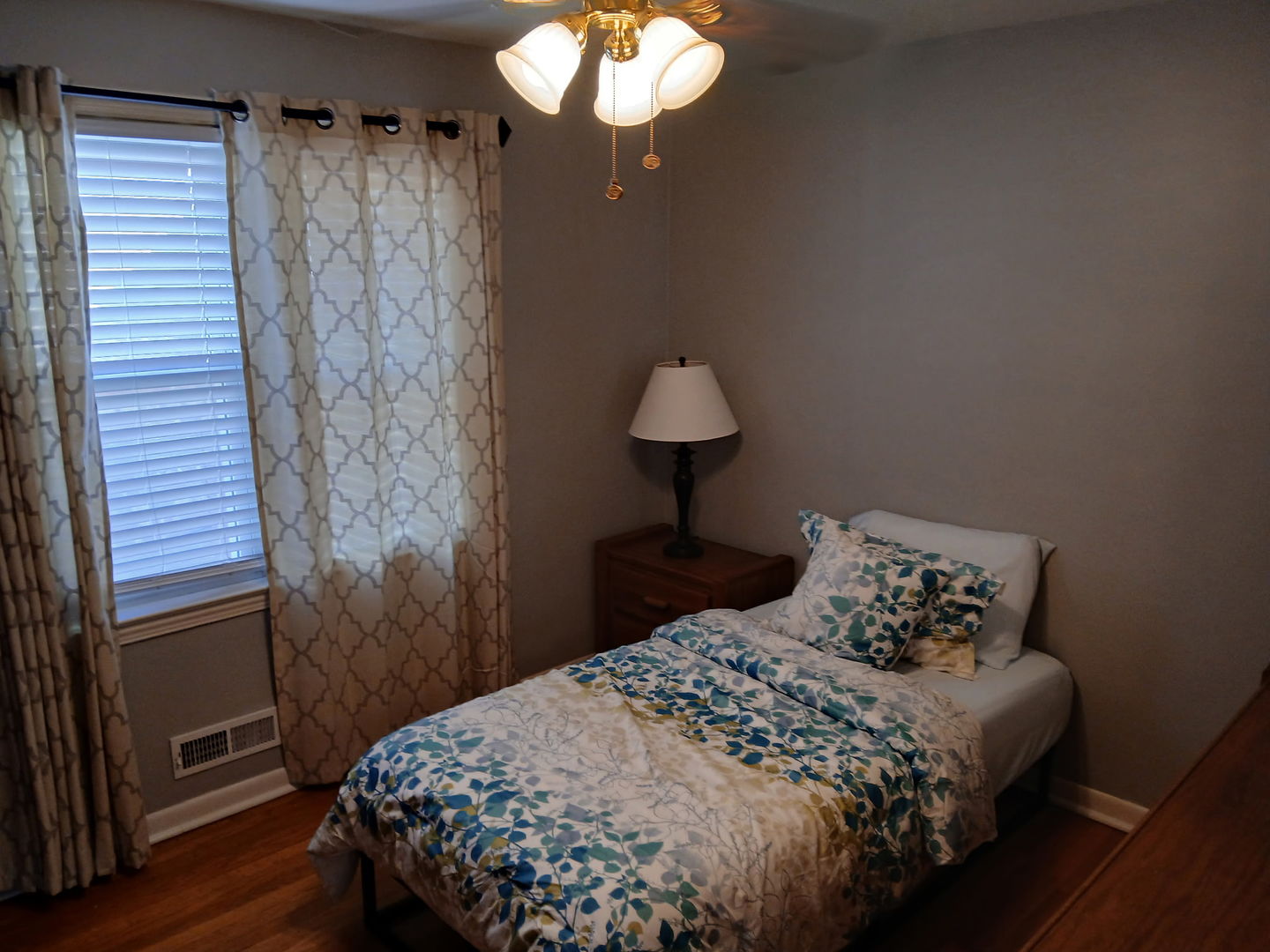 6004 S Moody Avenue, Chicago, IL 60638