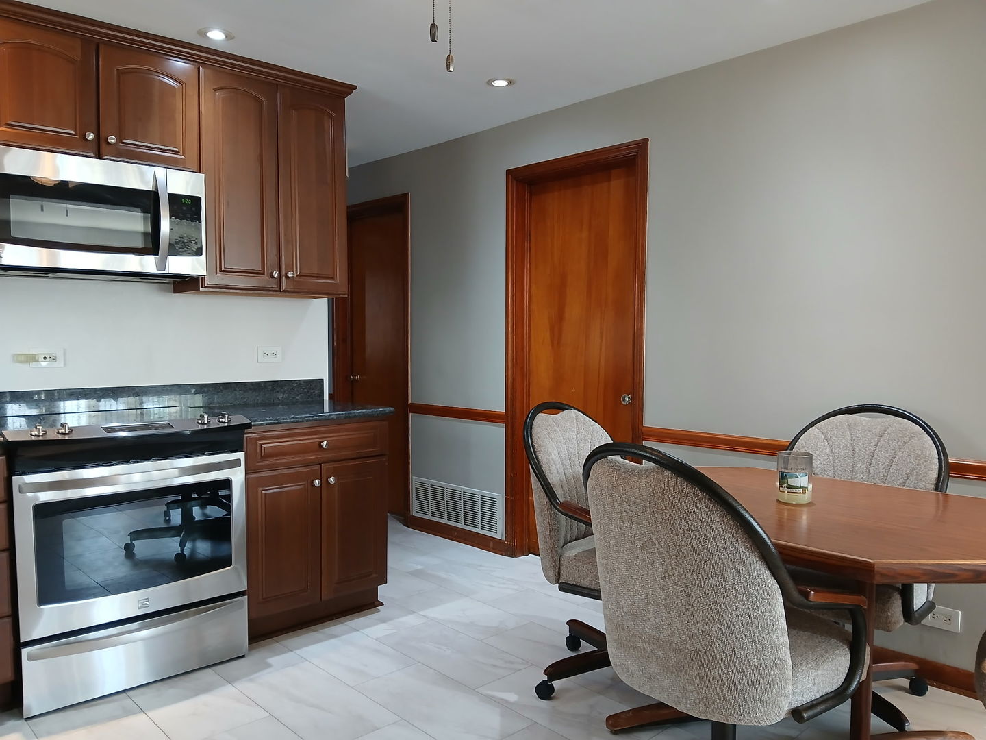 6004 S Moody Avenue, Chicago, IL 60638