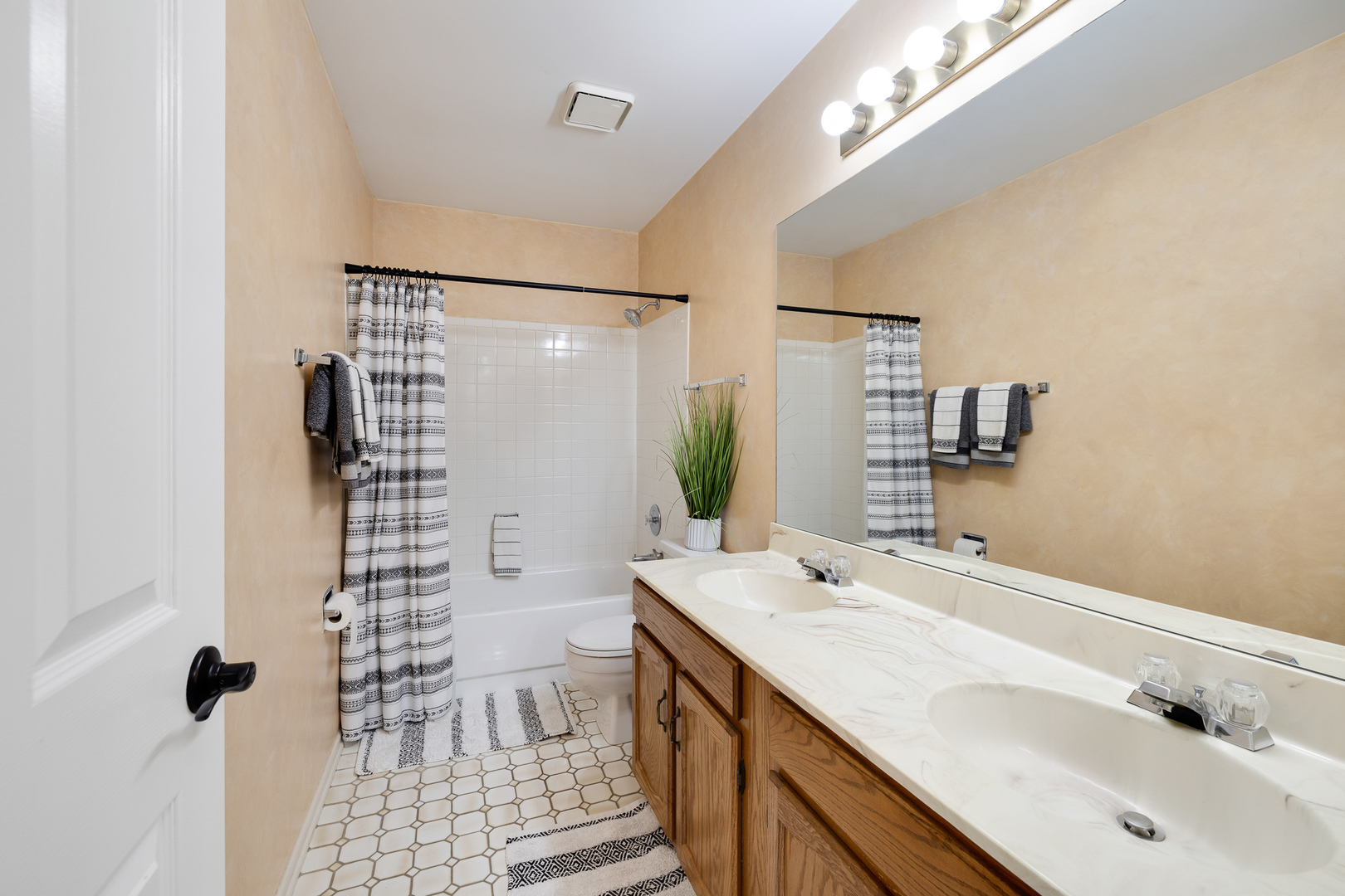 2317 Broadway Lane, Schaumburg, IL 60194