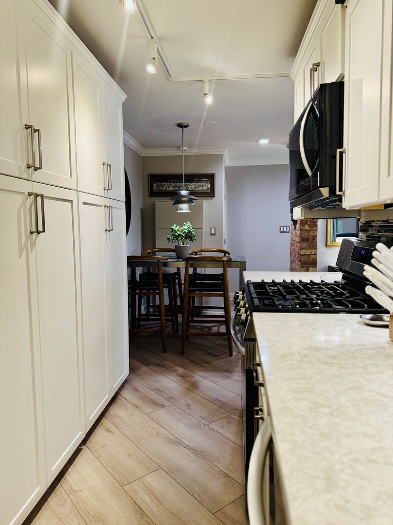 611 W Patterson Avenue #317, Chicago, IL 60613