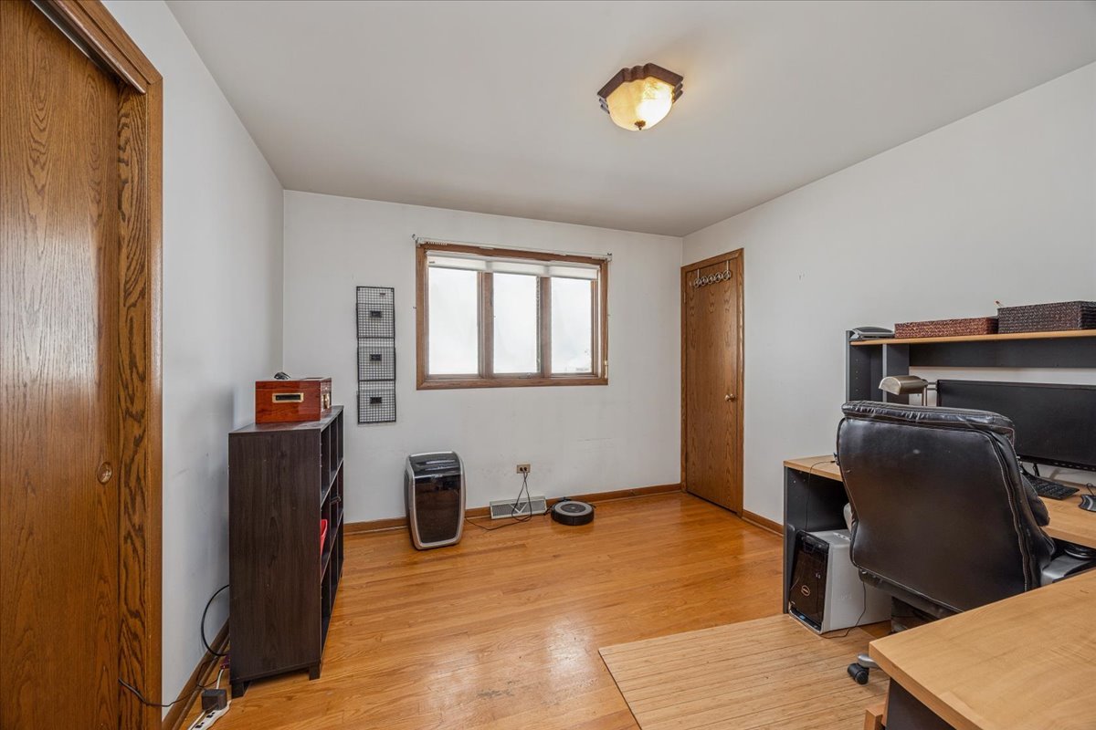 5621 S MOODY Avenue, Chicago, IL 60638