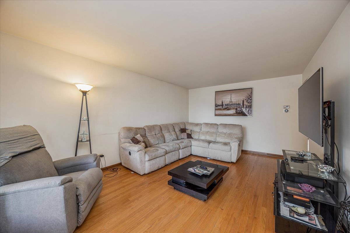 5621 S MOODY Avenue, Chicago, IL 60638