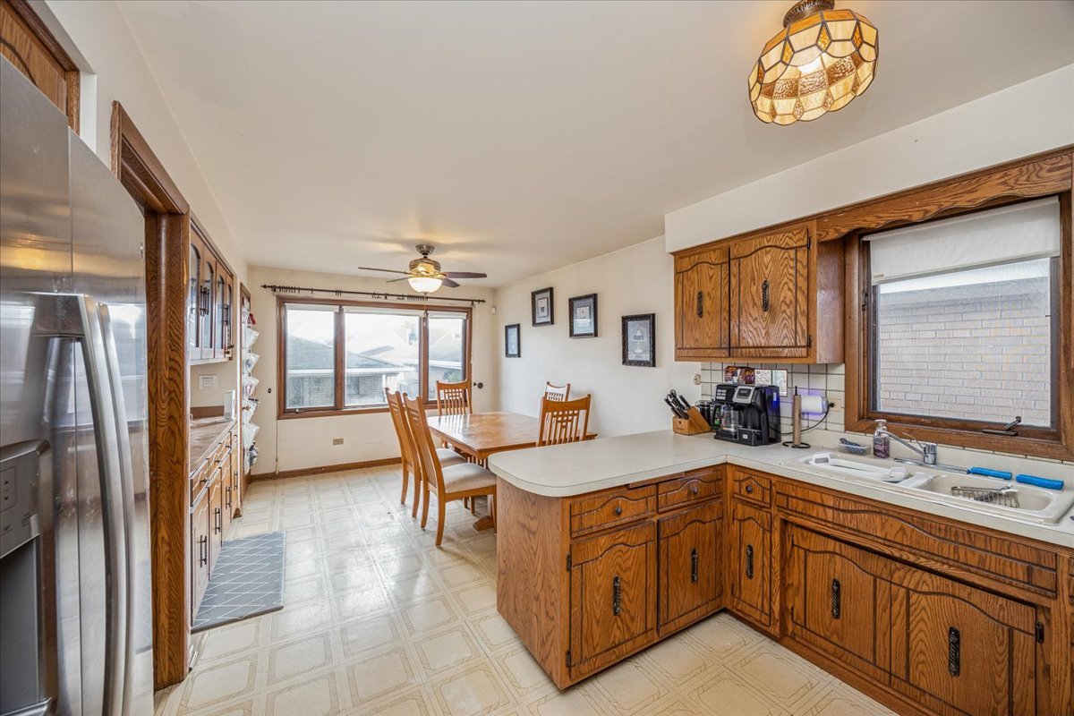 5621 S MOODY Avenue, Chicago, IL 60638