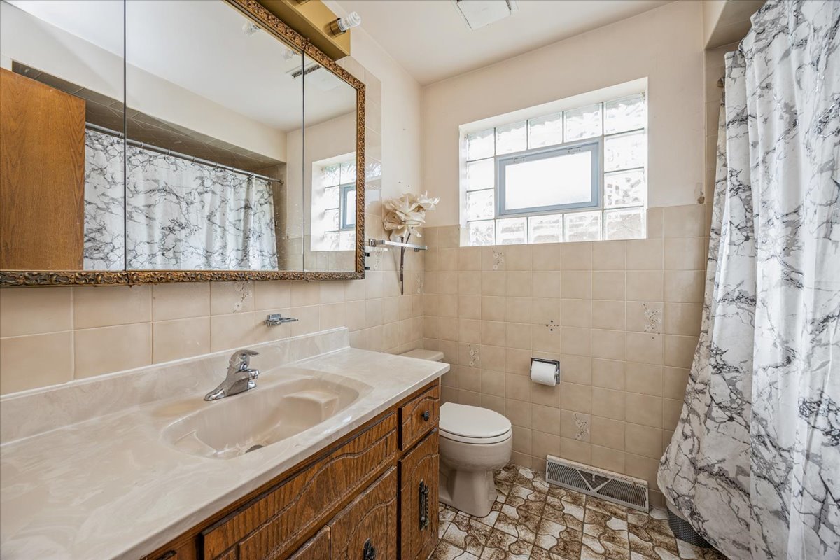 5621 S MOODY Avenue, Chicago, IL 60638