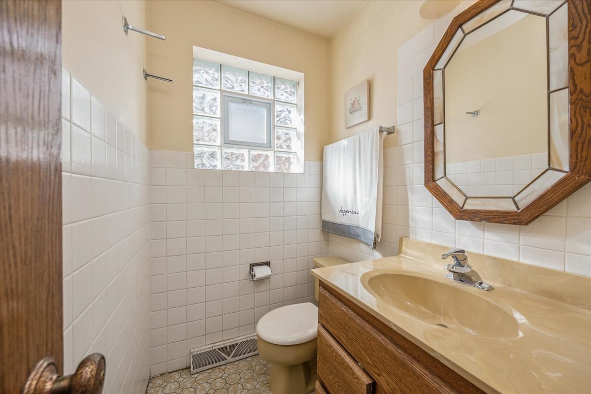 5621 S MOODY Avenue, Chicago, IL 60638