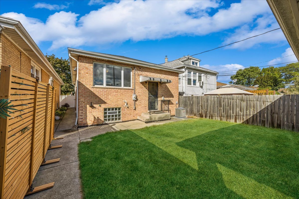 5621 S MOODY Avenue, Chicago, IL 60638