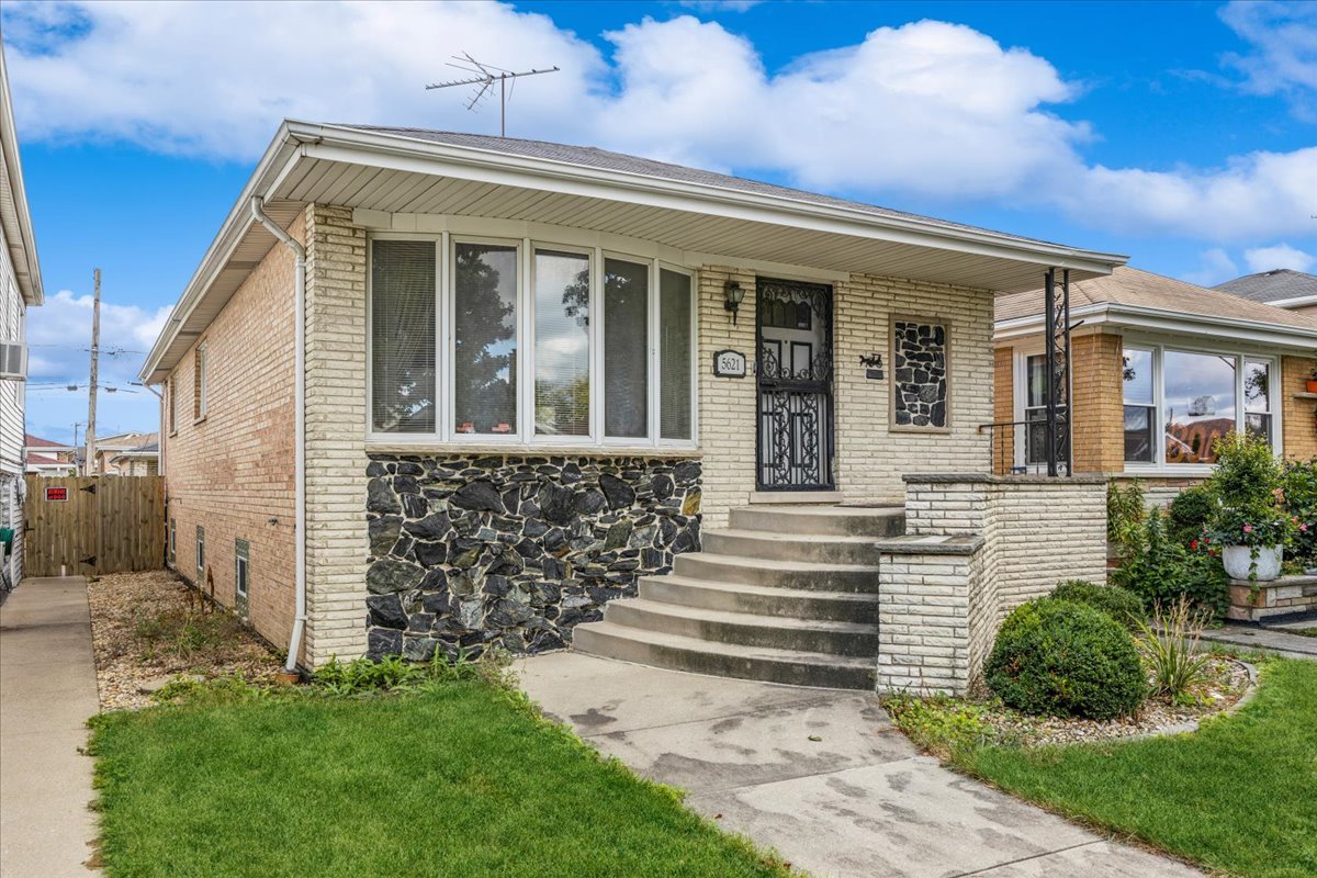 5621 S MOODY Avenue, Chicago, IL 60638