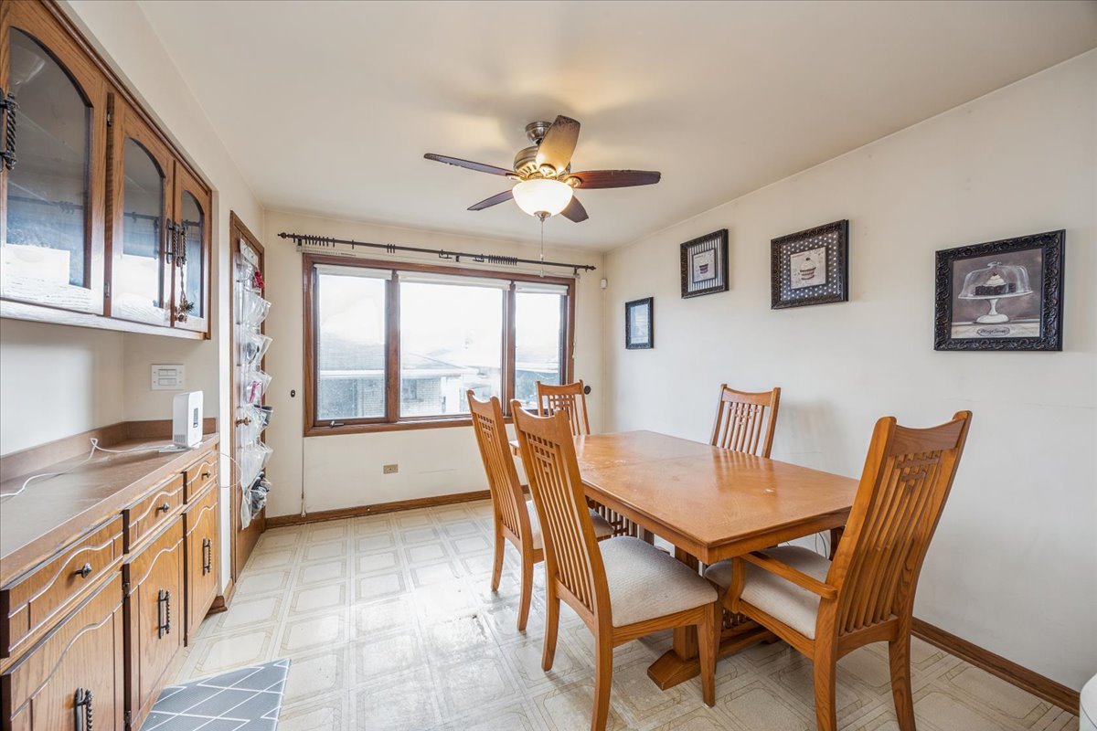 5621 S MOODY Avenue, Chicago, IL 60638
