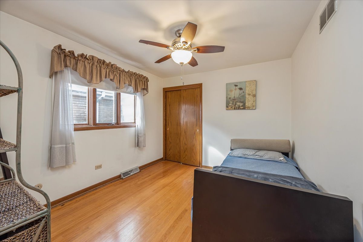 5621 S MOODY Avenue, Chicago, IL 60638