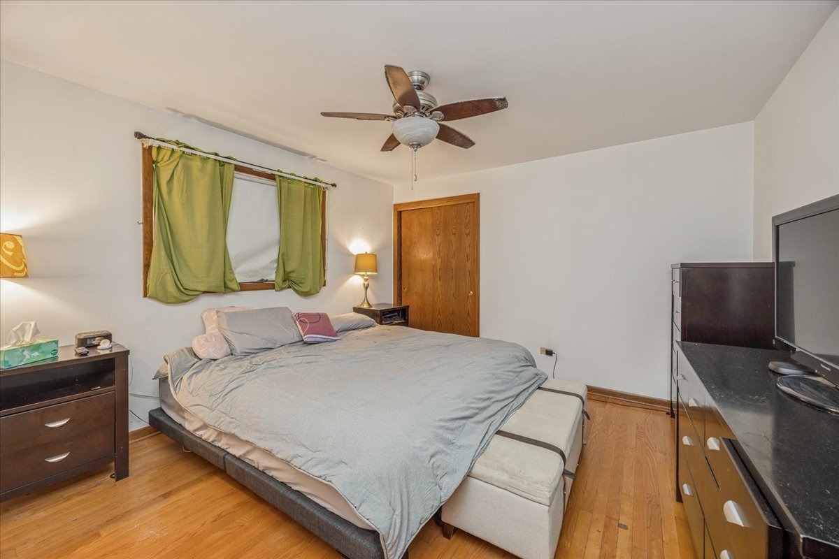 5621 S MOODY Avenue, Chicago, IL 60638