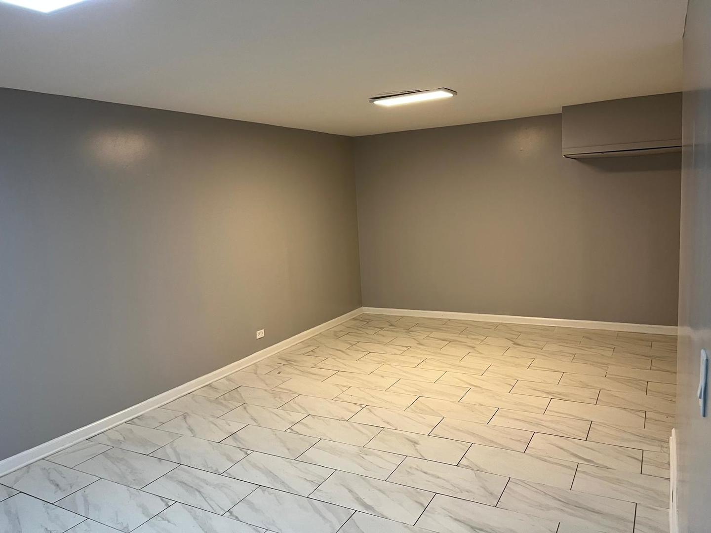 952 N Virginia Lane, Elmhurst, IL 60126