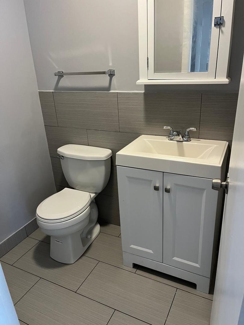 952 N Virginia Lane, Elmhurst, IL 60126