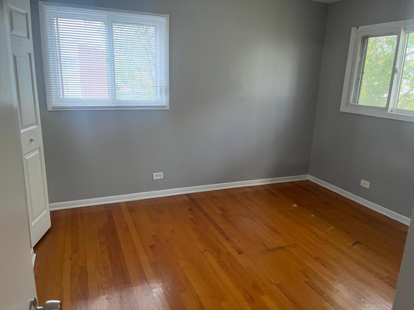 952 N Virginia Lane, Elmhurst, IL 60126