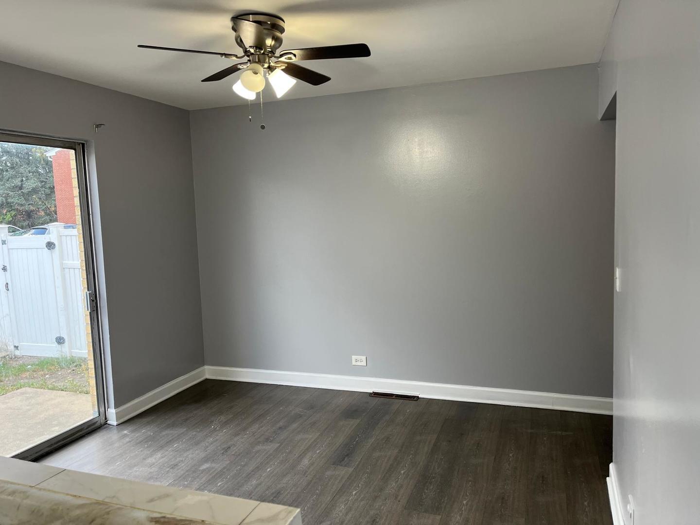 952 N Virginia Lane, Elmhurst, IL 60126