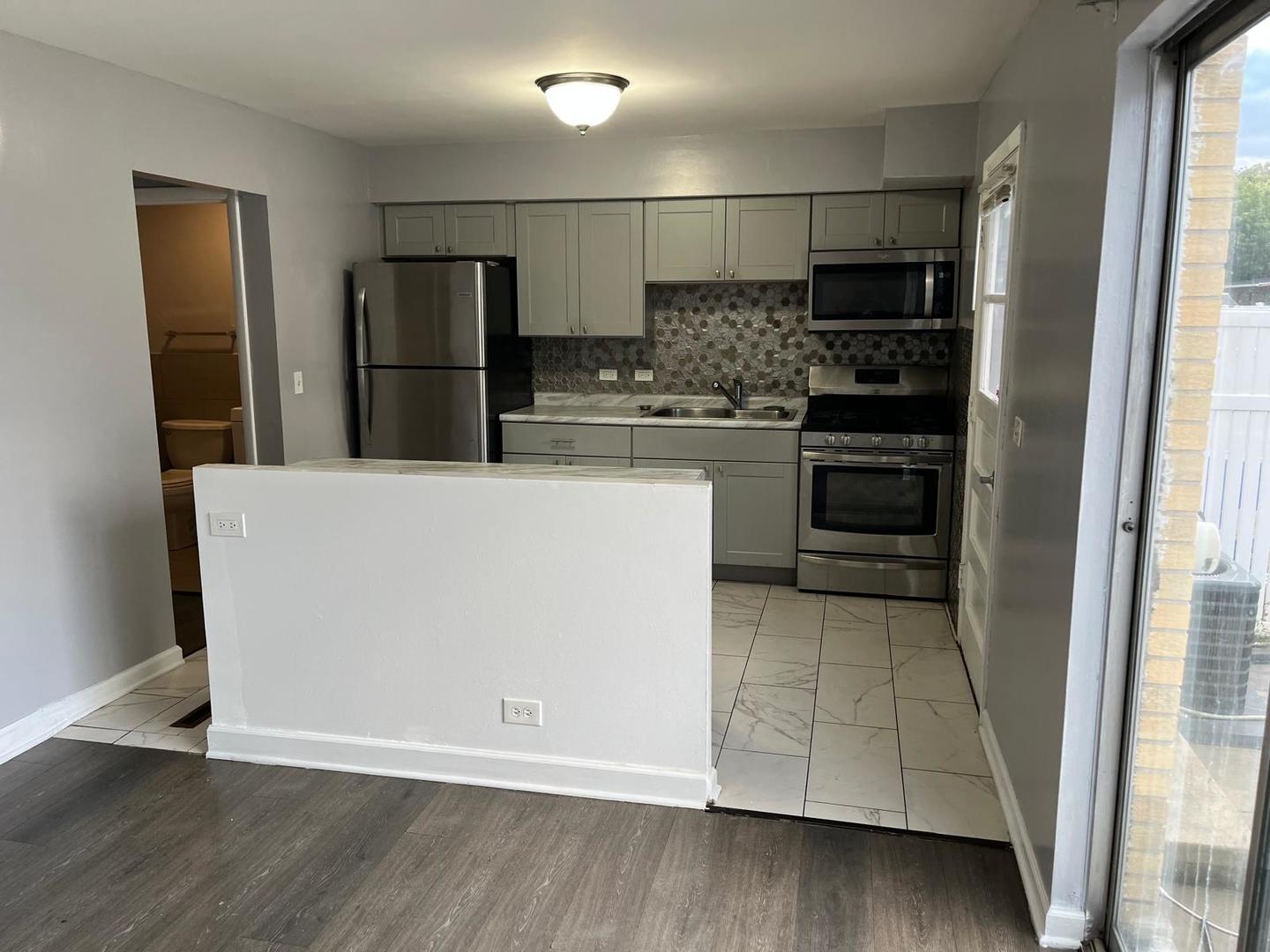 952 N Virginia Lane, Elmhurst, IL 60126