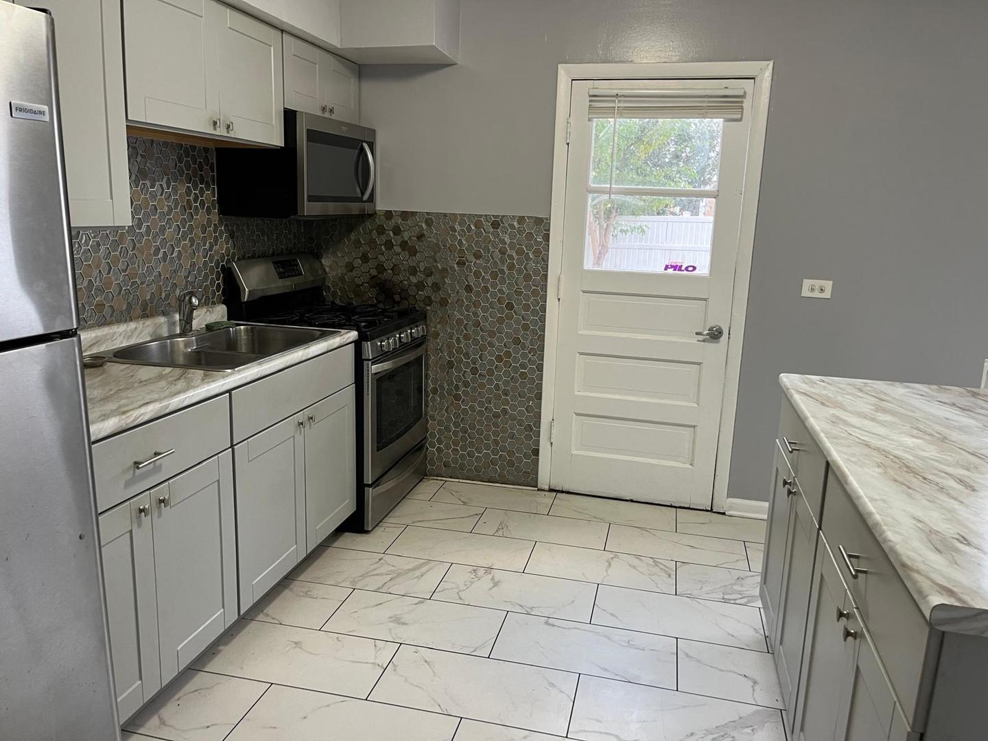 952 N Virginia Lane, Elmhurst, IL 60126