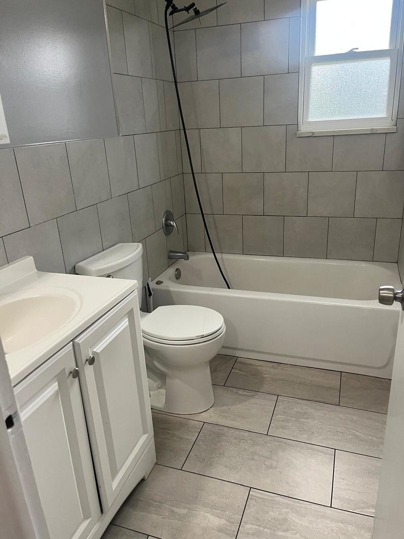 952 N Virginia Lane, Elmhurst, IL 60126