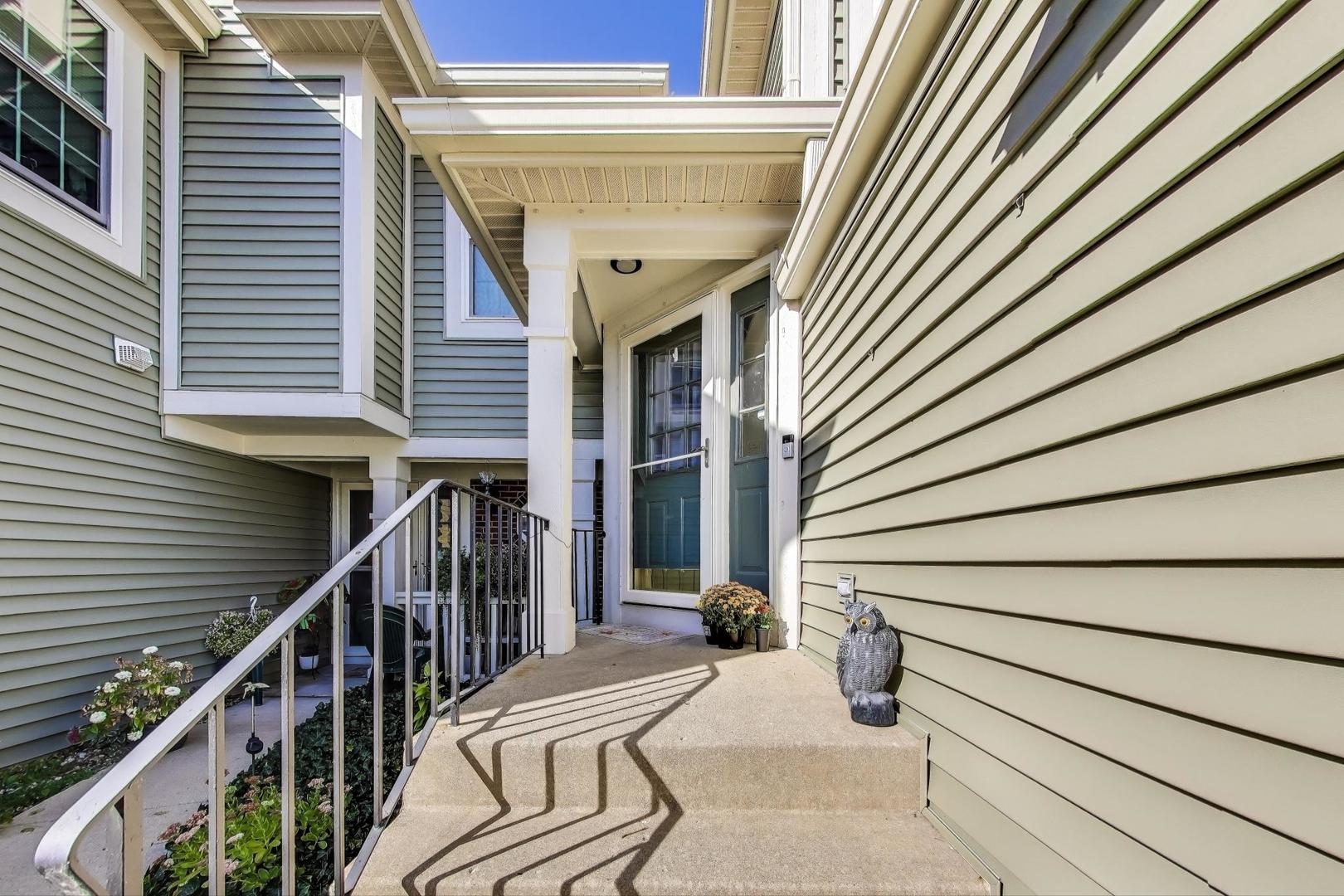 1057 Talbots Lane #A, Elk Grove Village, IL 60007