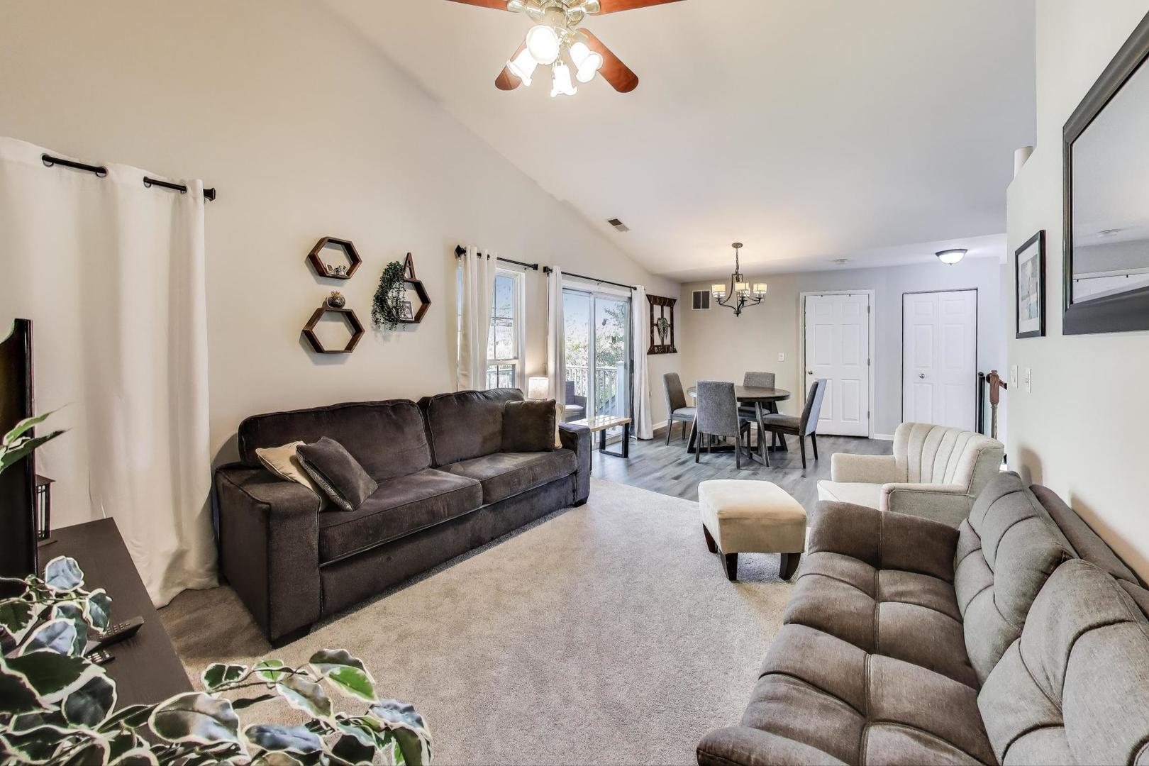 1057 Talbots Lane #A, Elk Grove Village, IL 60007