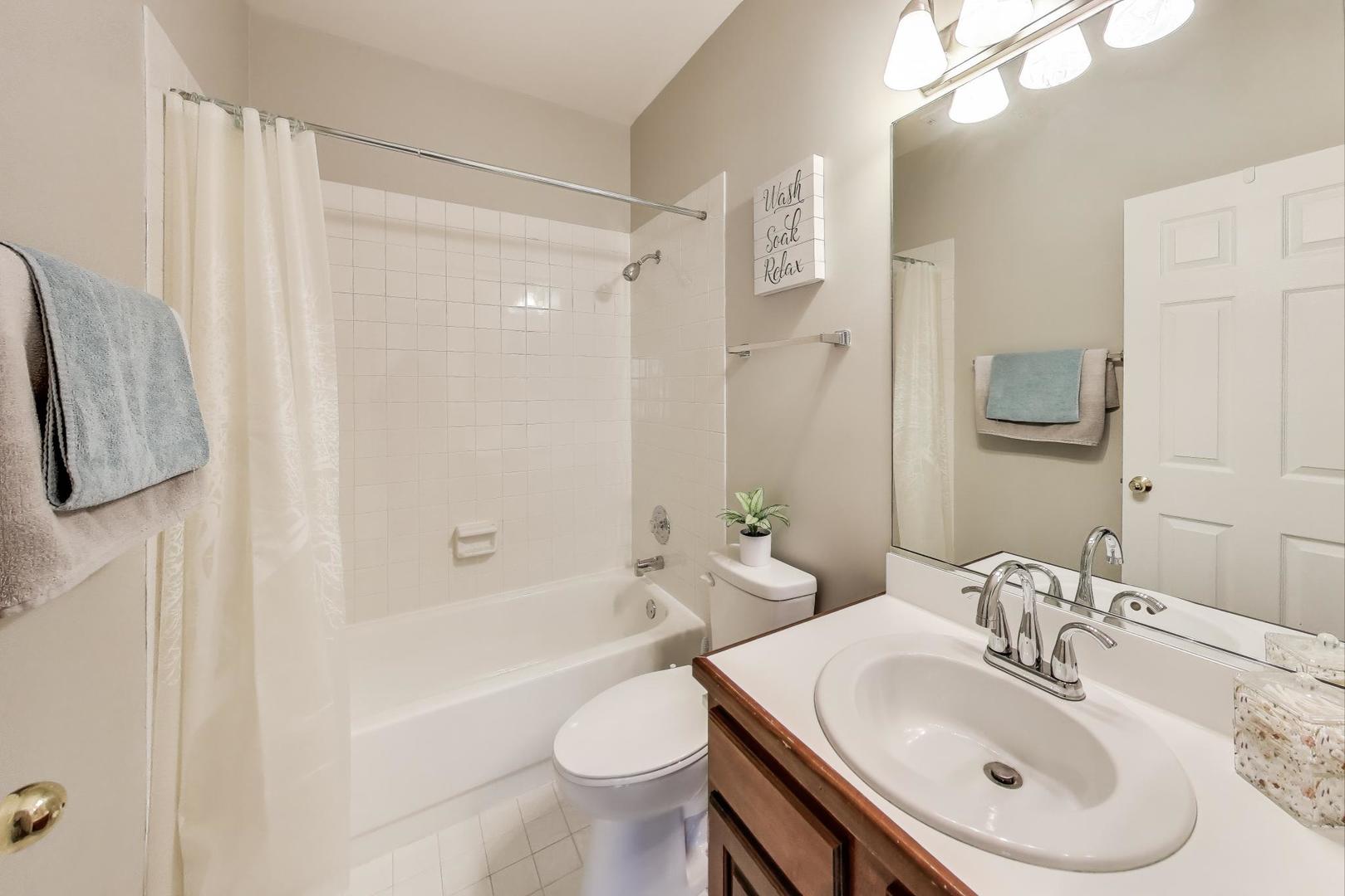 1057 Talbots Lane #A, Elk Grove Village, IL 60007