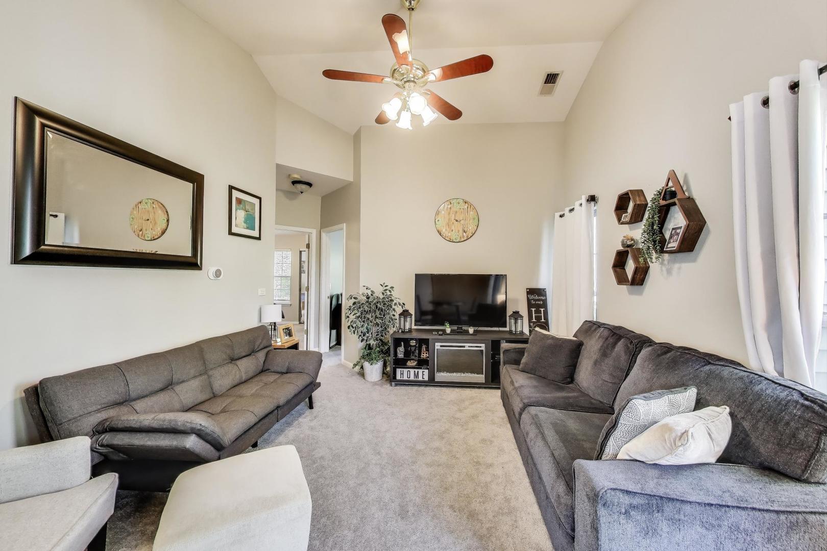 1057 Talbots Lane #A, Elk Grove Village, IL 60007