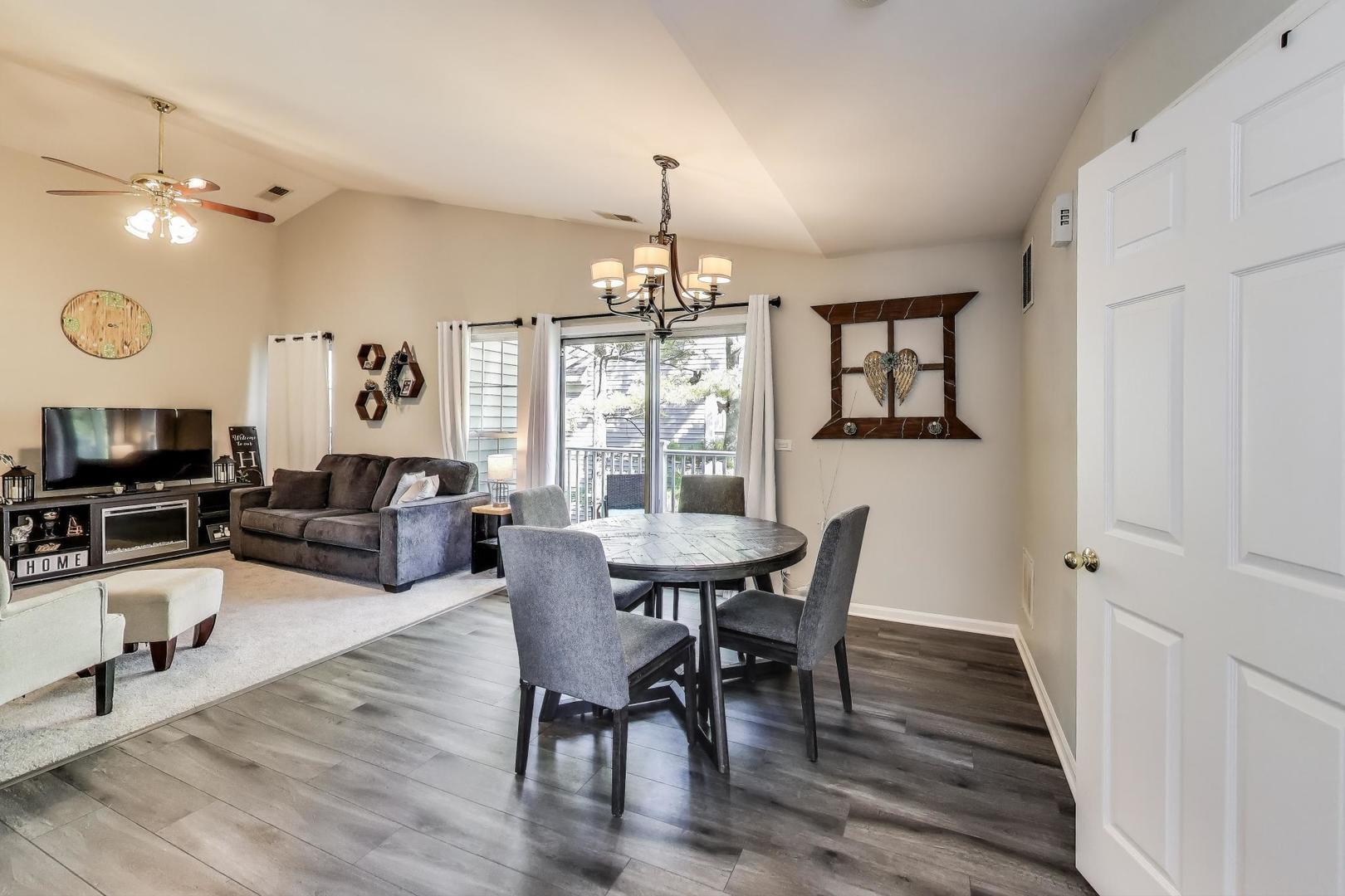 1057 Talbots Lane #A, Elk Grove Village, IL 60007