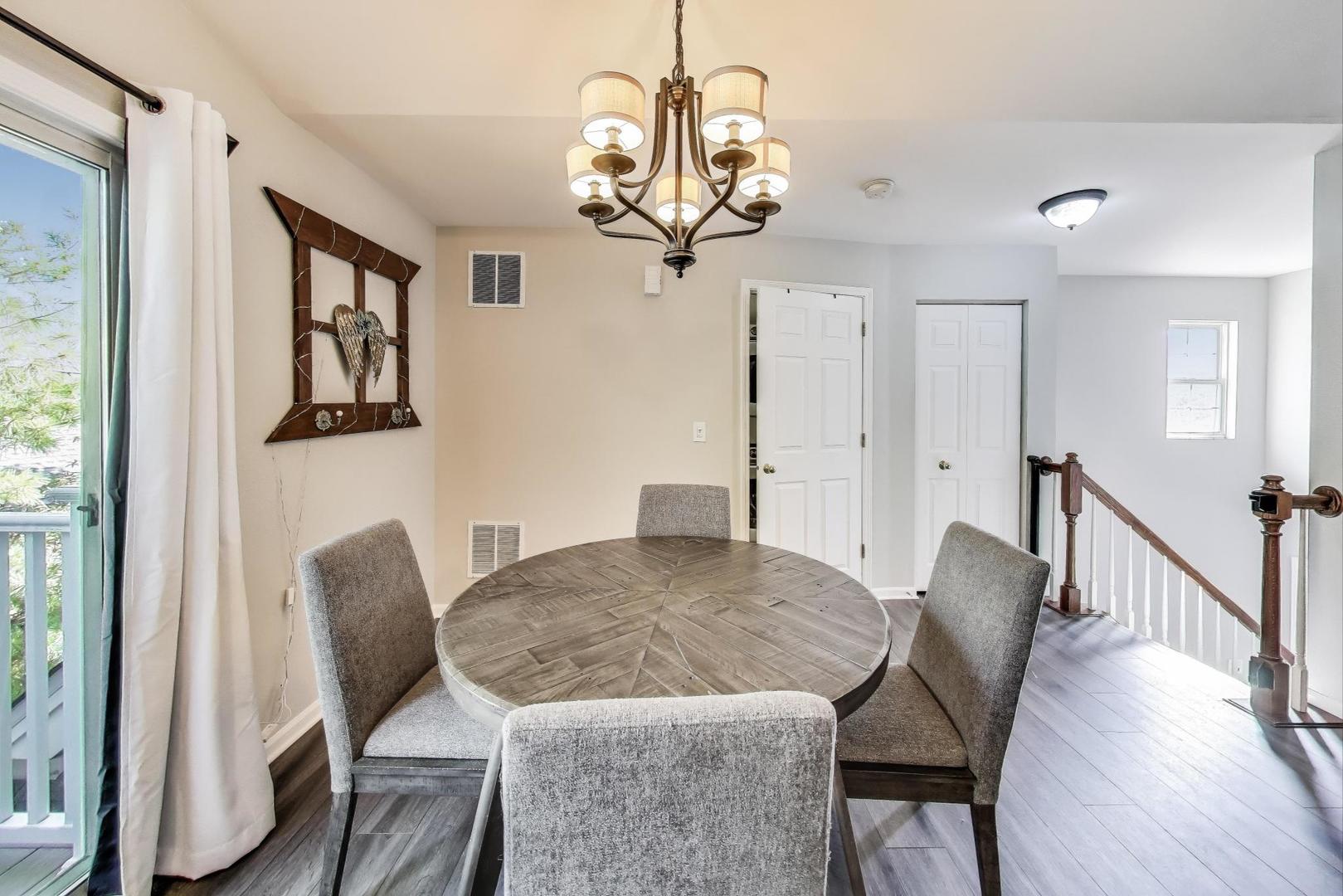 1057 Talbots Lane #A, Elk Grove Village, IL 60007