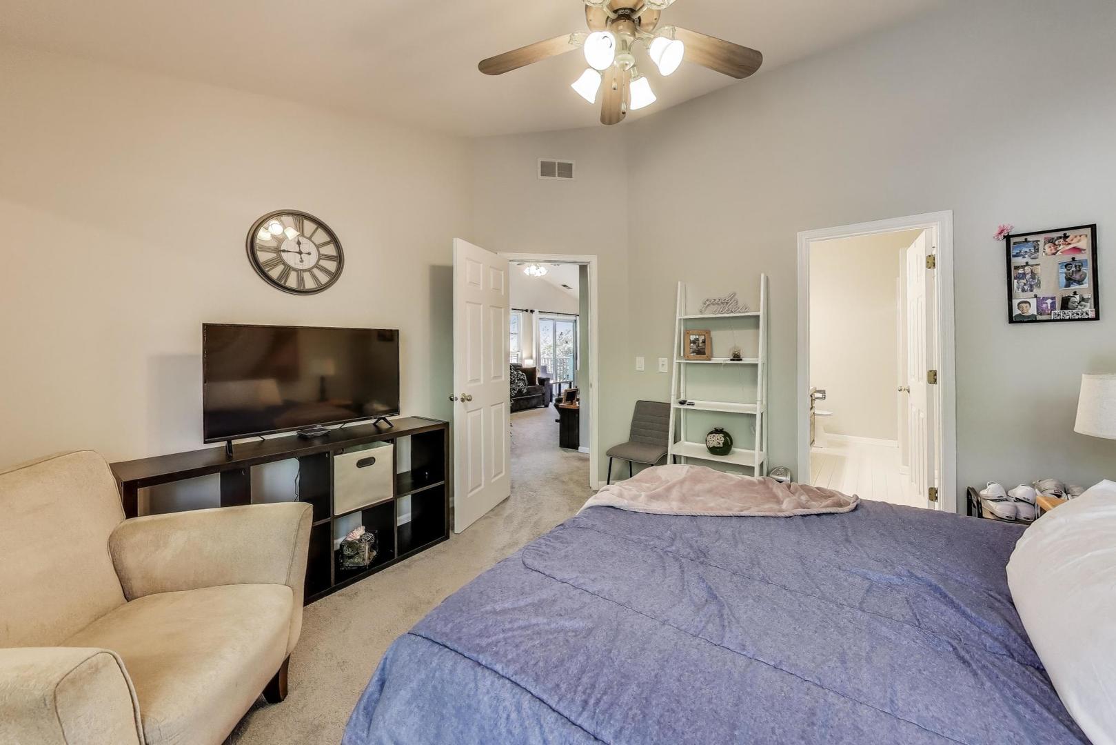 1057 Talbots Lane #A, Elk Grove Village, IL 60007