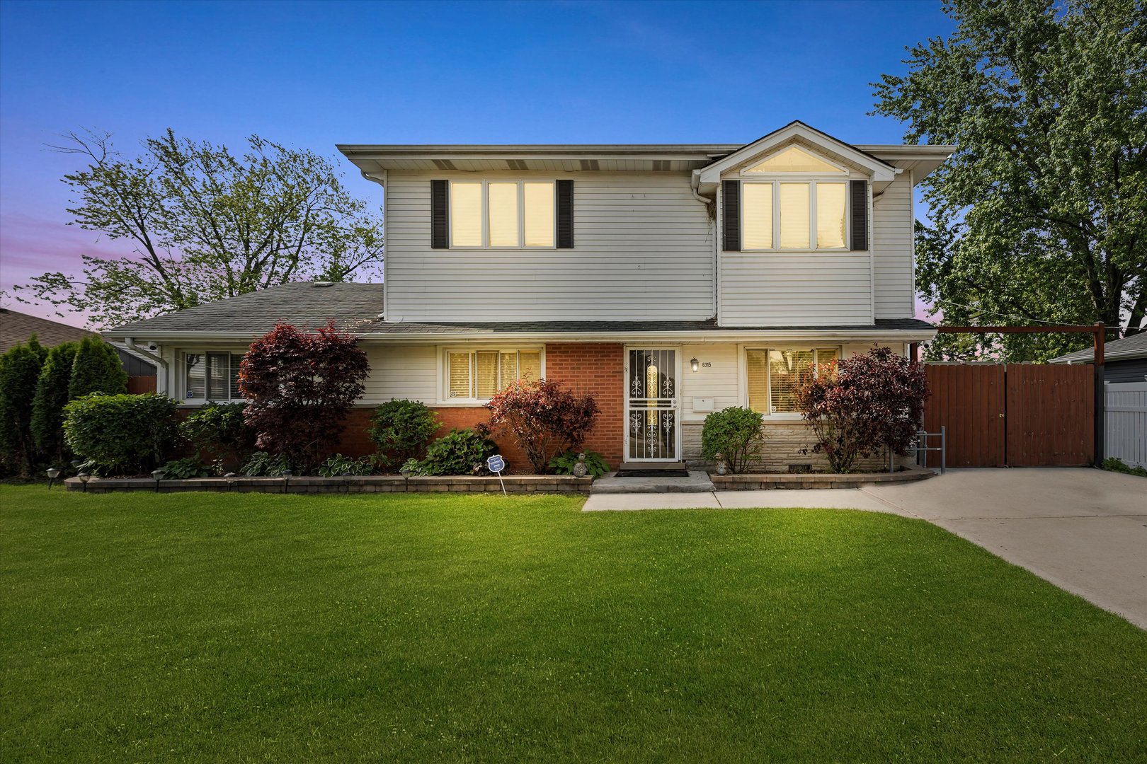 6315 W 83rd Place, Burbank, IL 60459