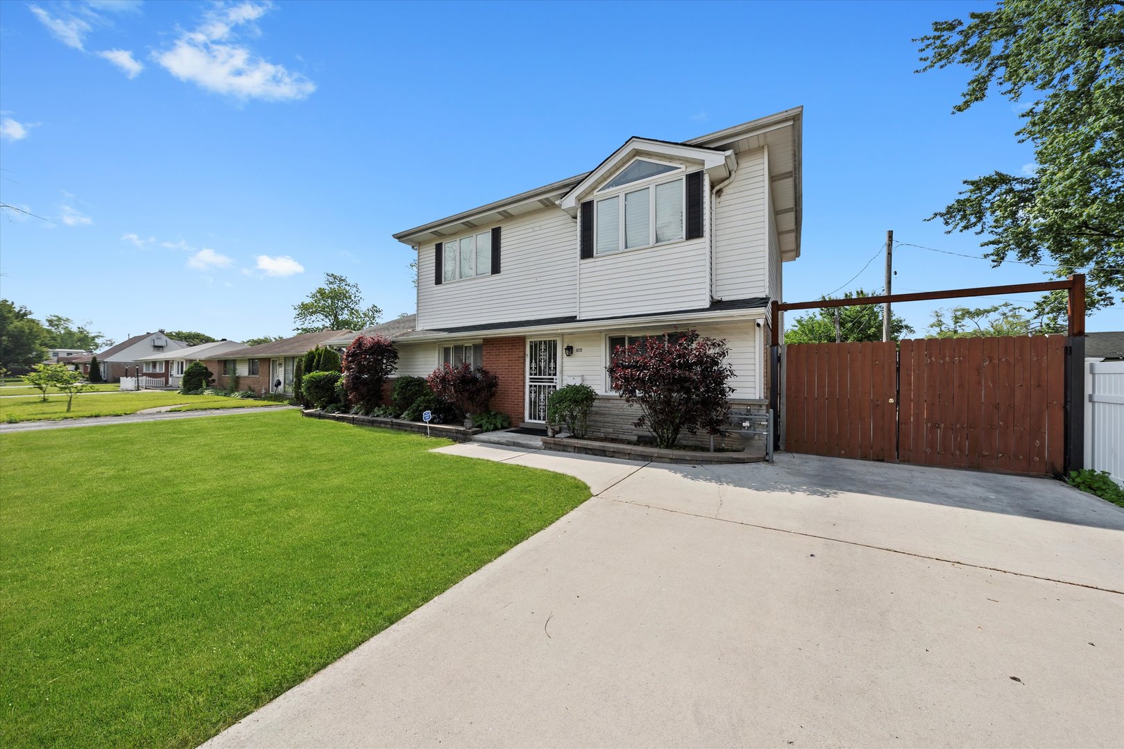 6315 W 83rd Place, Burbank, IL 60459