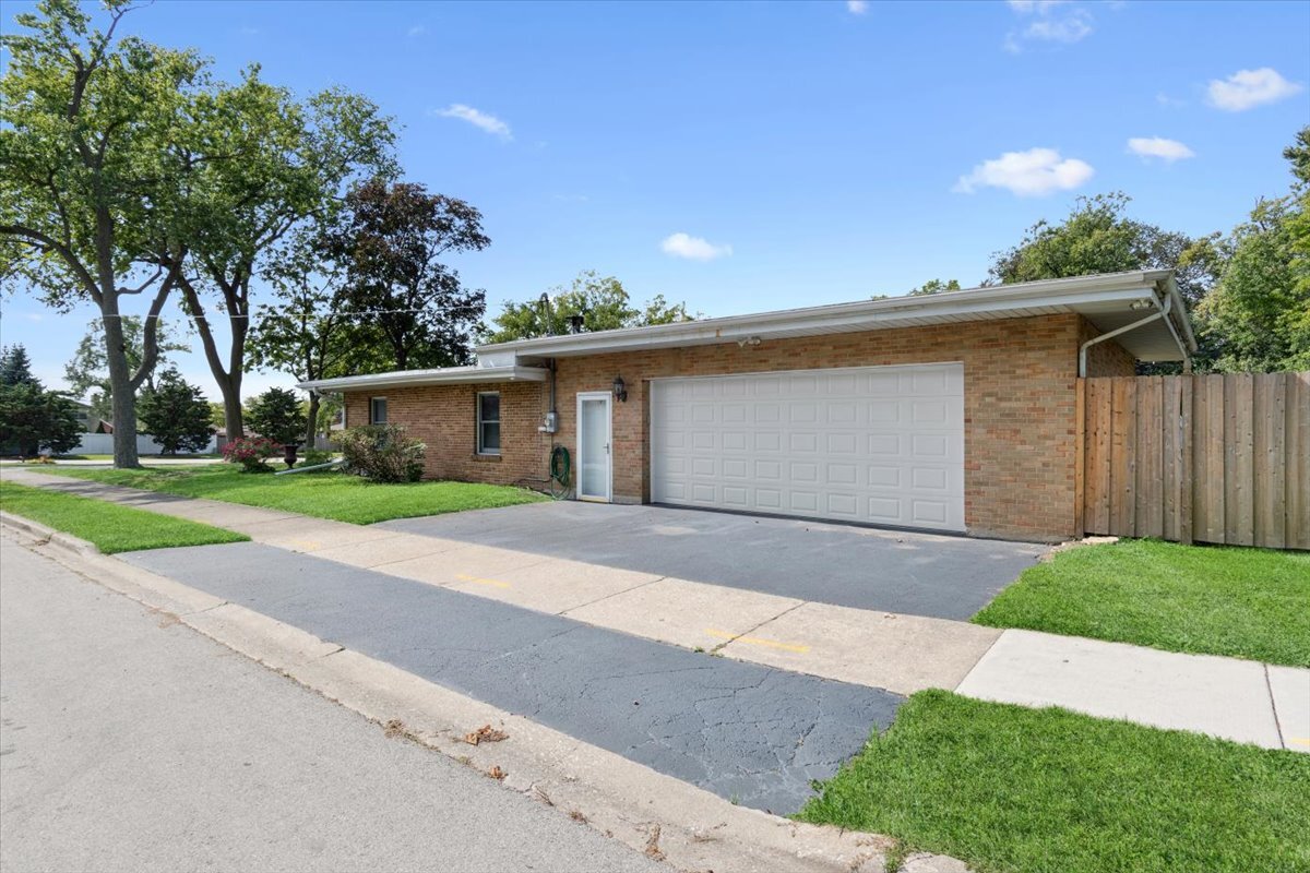 353 E Butterfield Road, Elmhurst, IL 60126