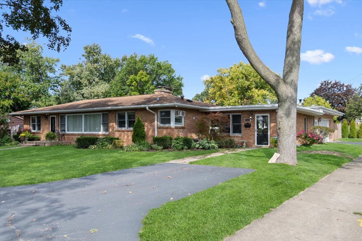 353 E Butterfield Road, Elmhurst, IL 60126