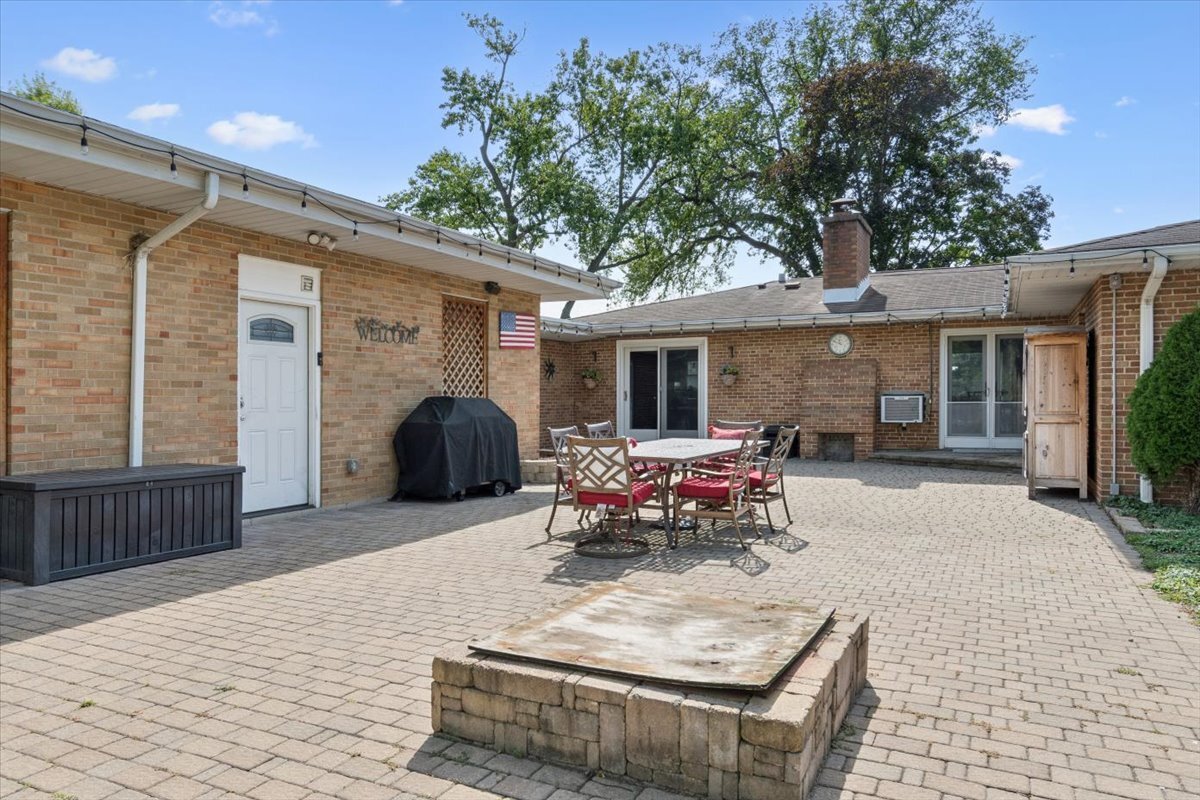 353 E Butterfield Road, Elmhurst, IL 60126