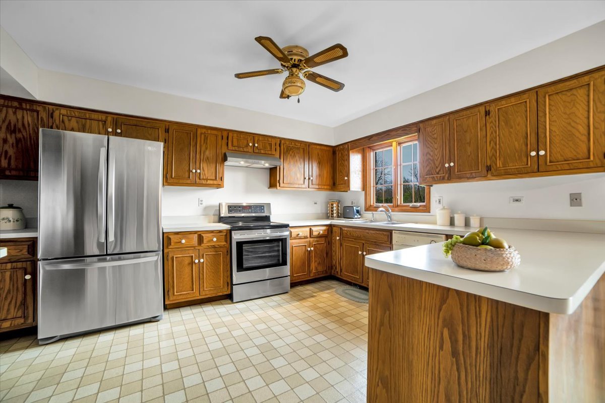 1S221 N Flanders Lane, Winfield, IL 60190