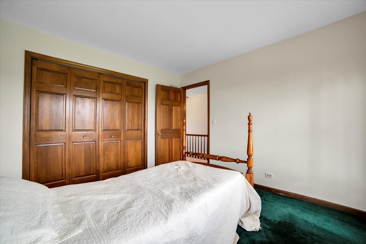 1S221 N Flanders Lane, Winfield, IL 60190