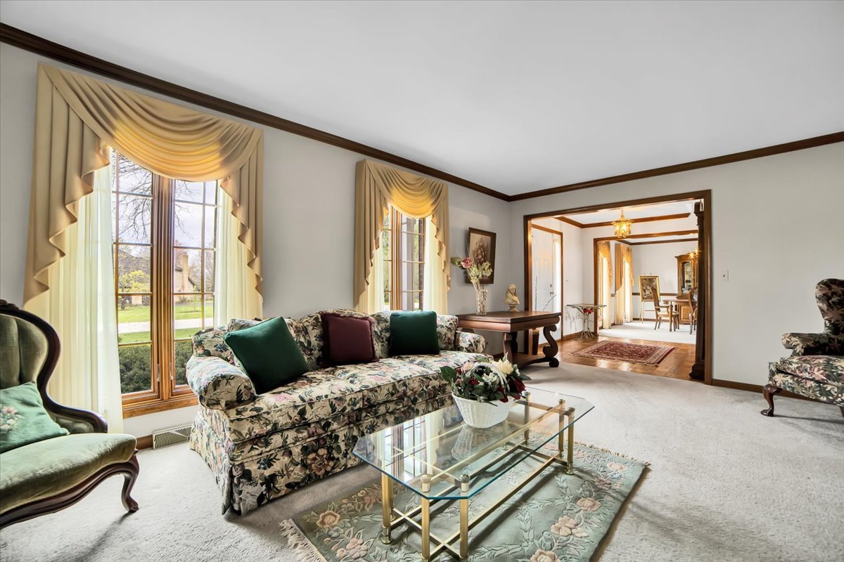 1S221 N Flanders Lane, Winfield, IL 60190