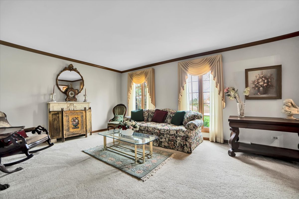 1S221 N Flanders Lane, Winfield, IL 60190