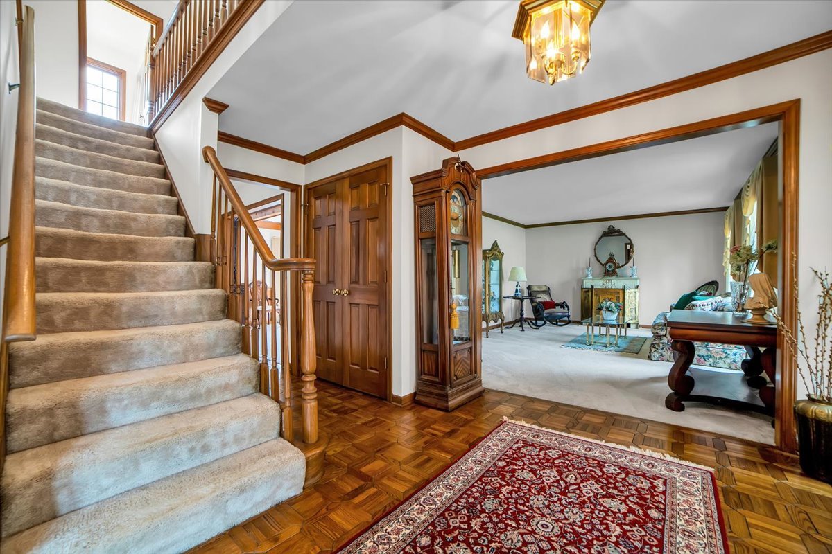 1S221 N Flanders Lane, Winfield, IL 60190