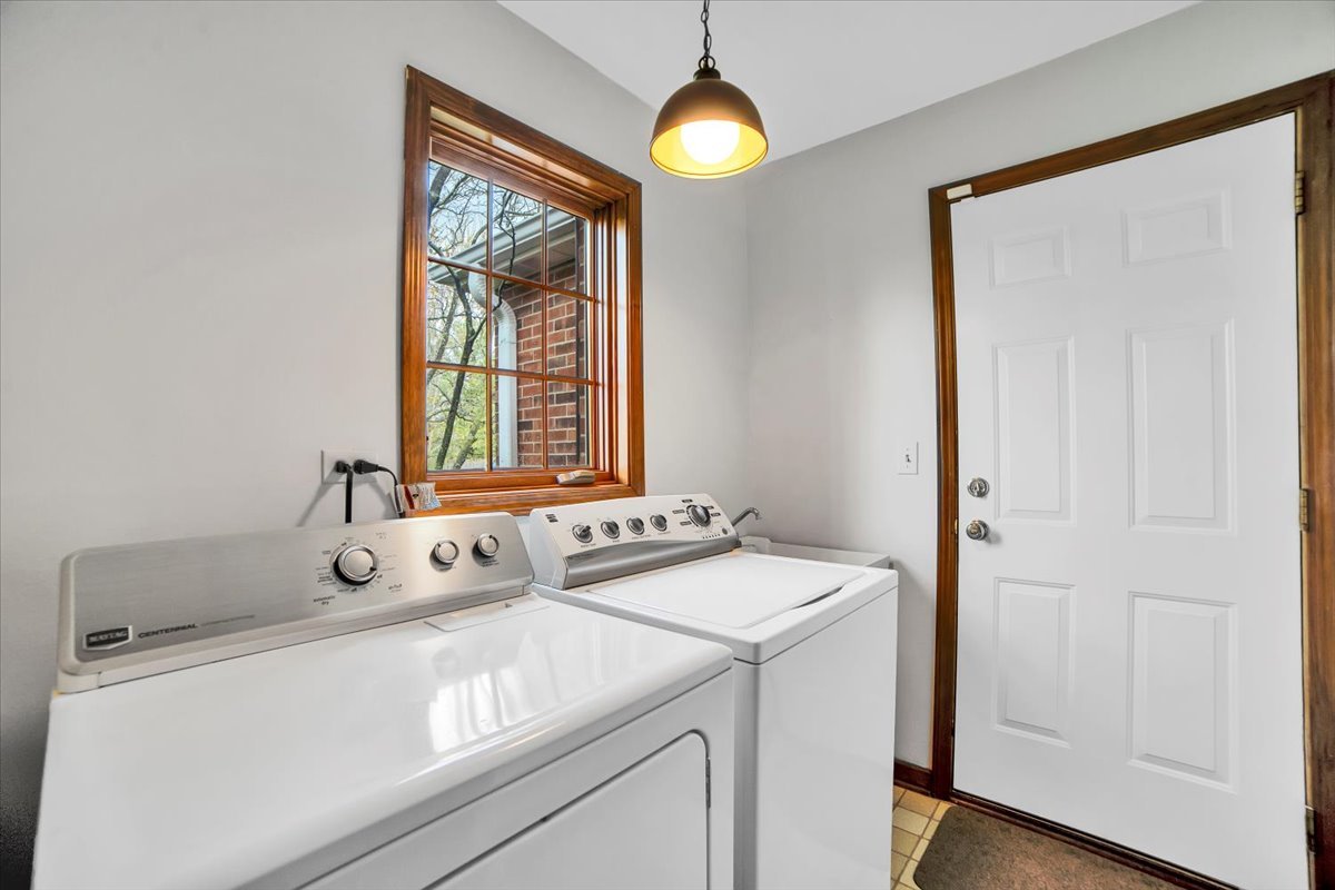 1S221 N Flanders Lane, Winfield, IL 60190