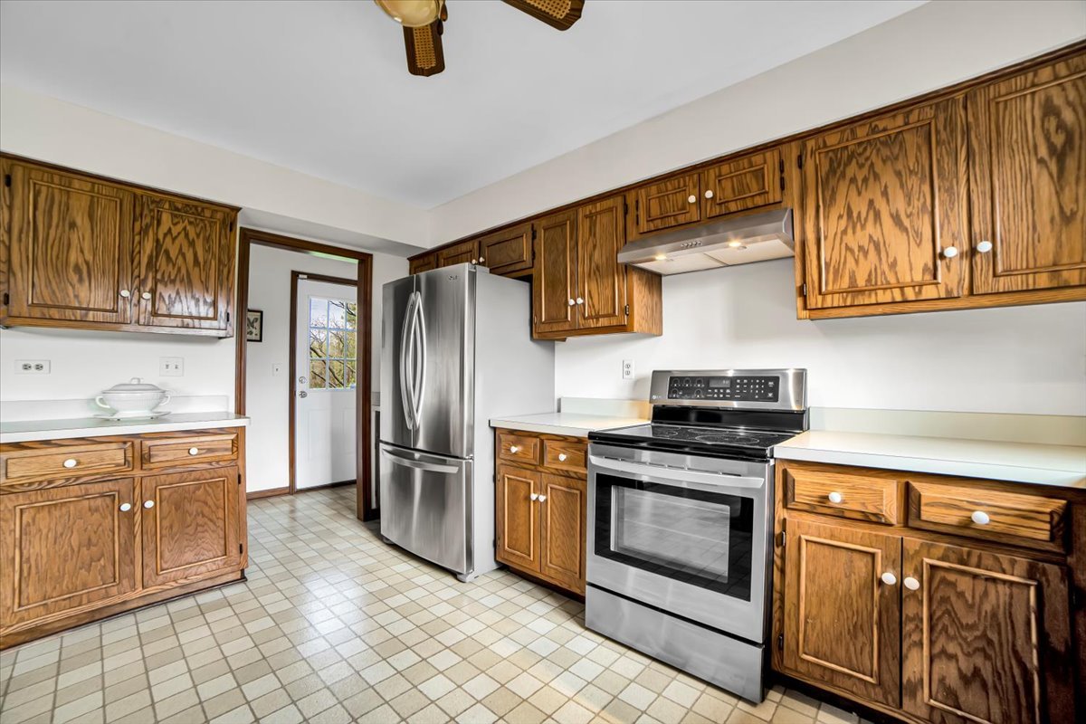 1S221 N Flanders Lane, Winfield, IL 60190