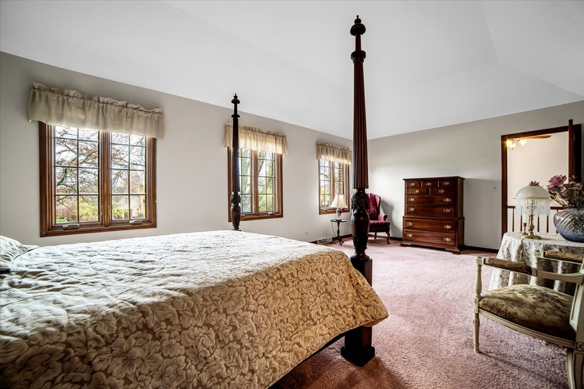 1S221 N Flanders Lane, Winfield, IL 60190