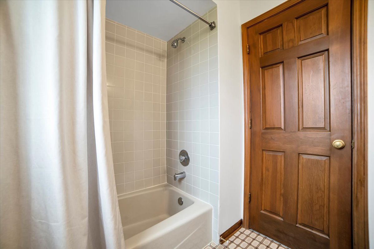 1S221 N Flanders Lane, Winfield, IL 60190