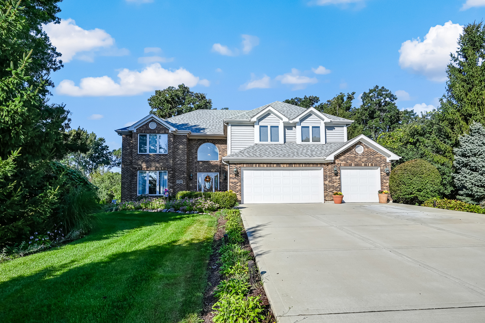 8826 Carlisle Court, Darien, IL 60561