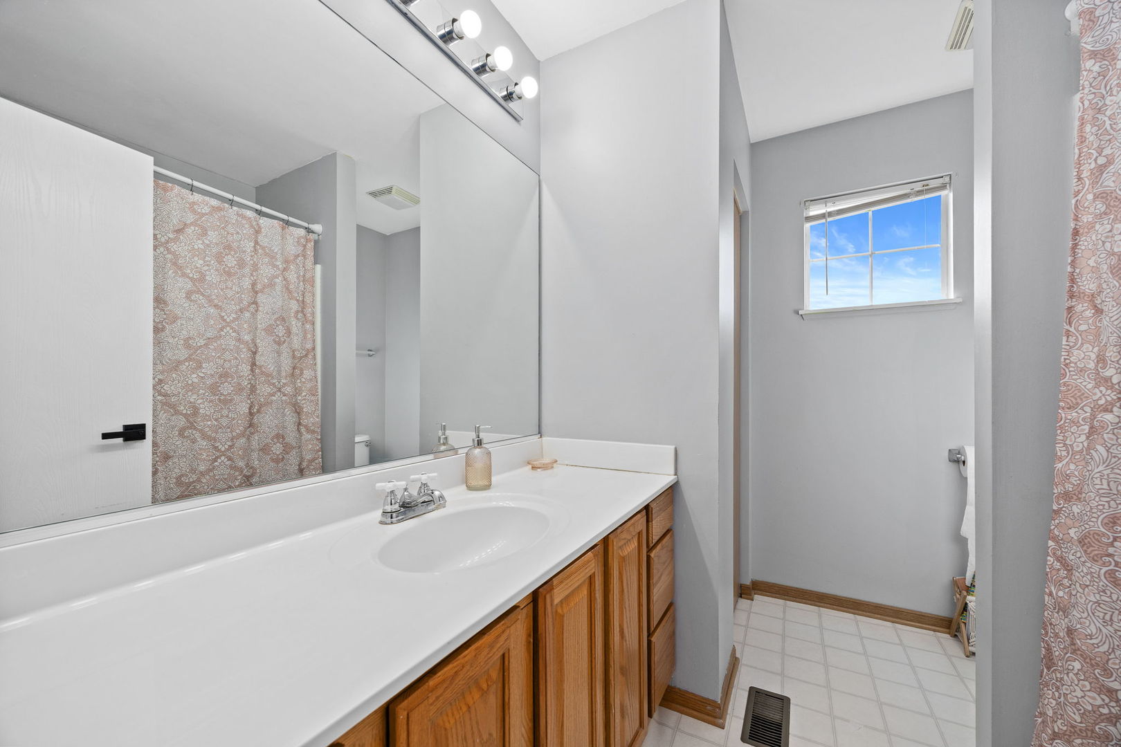 500 Half Moon Court, Oswego, IL 60543