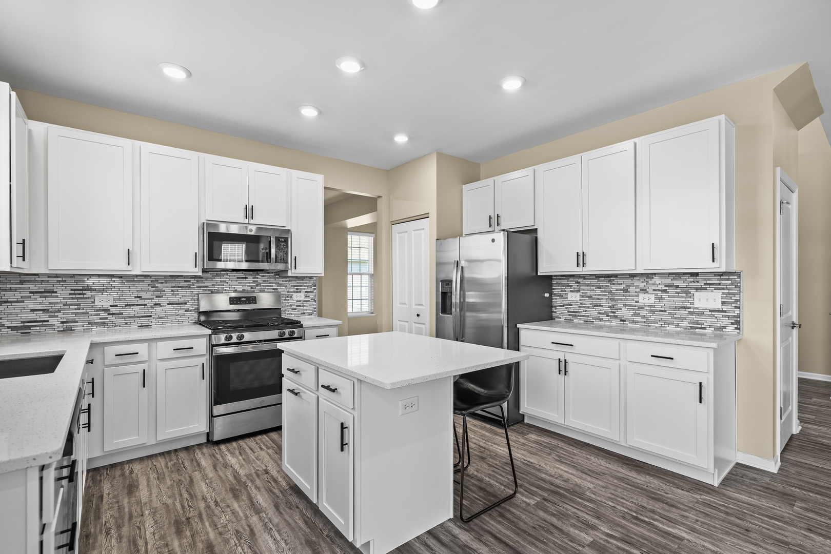 6911 Galway Drive, McHenry, IL 60050