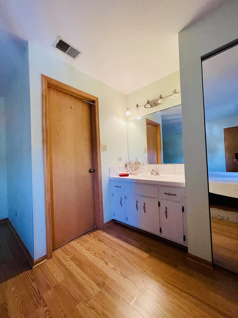 5630 W 103rd Street #308, Oak Lawn, IL 60453